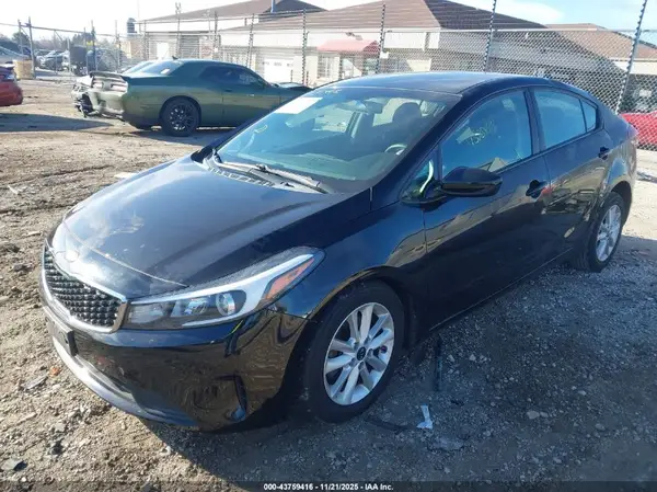 3KPFL4A79HE008413 2017 KIA FORTE - Image 2