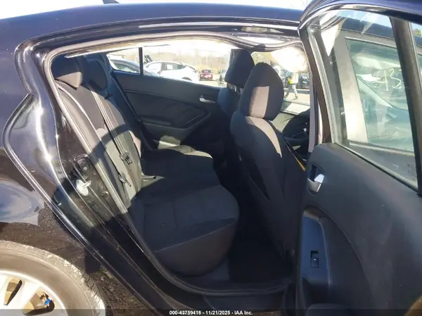 3KPFL4A79HE008413 2017 KIA FORTE - Image 8