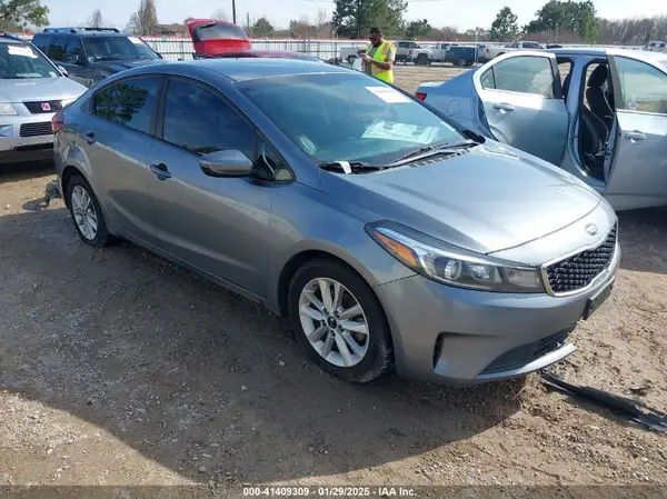 3KPFL4A79HE010789 2017 KIA FORTE - Image 1