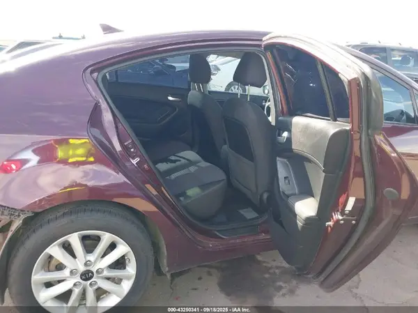 3KPFL4A79HE012946 2017 KIA FORTE - Image 8