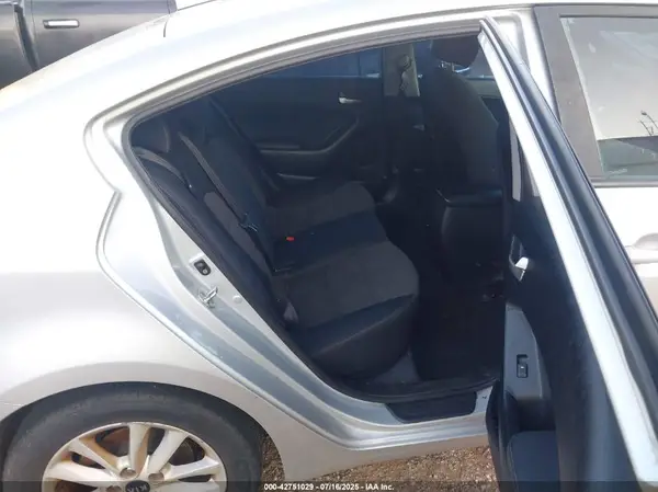 3KPFL4A79HE017774 2017 KIA FORTE - Image 8