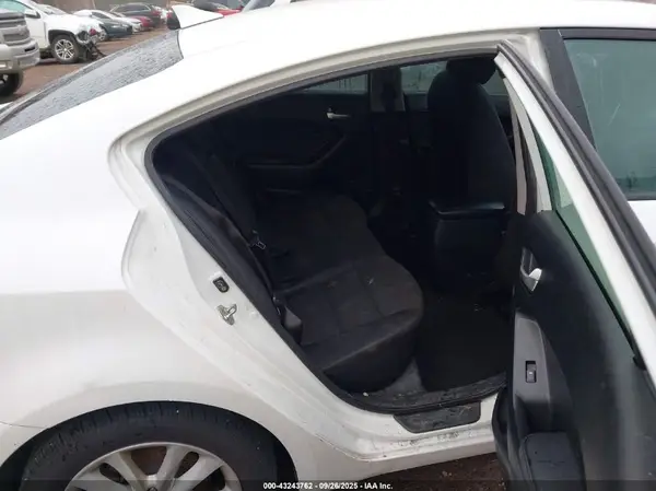 3KPFL4A79HE022828 2017 KIA FORTE - Image 8
