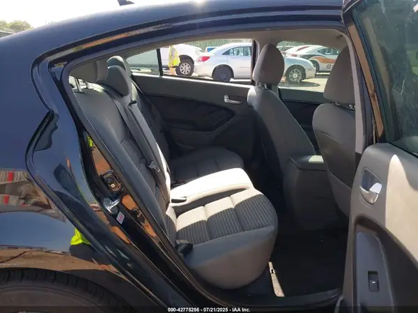 3KPFL4A79HE028662 2017 KIA FORTE - Image 8