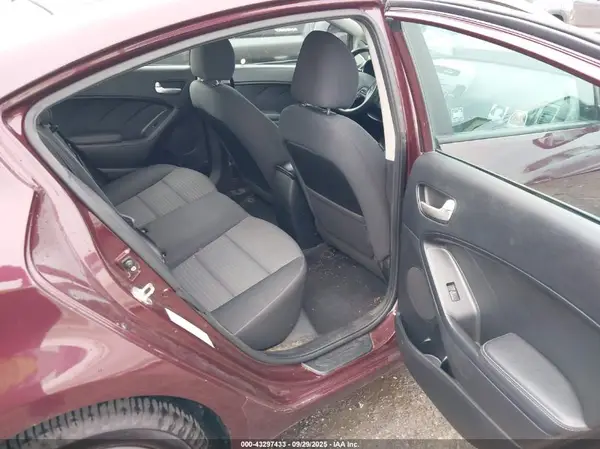 3KPFL4A79HE049009 2017 KIA FORTE - Image 8