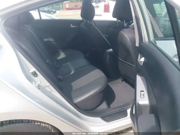 3KPFL4A79HE066814 2017 KIA FORTE - Image 8