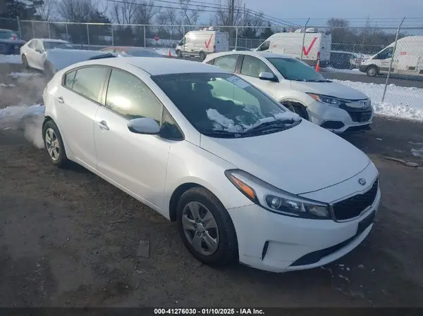 3KPFL4A79HE081555 2017 KIA FORTE - Image 1