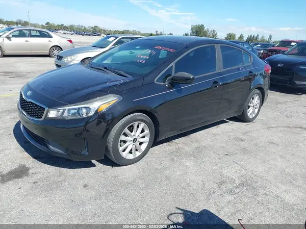 3KPFL4A79HE085413 2017 KIA FORTE - Image 2