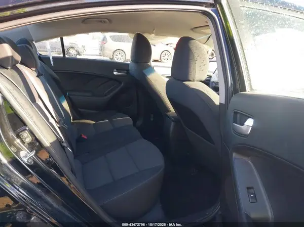 3KPFL4A79HE122671 2017 KIA FORTE - Image 8