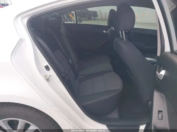 3KPFL4A79HE150082 2017 KIA FORTE - Image 8