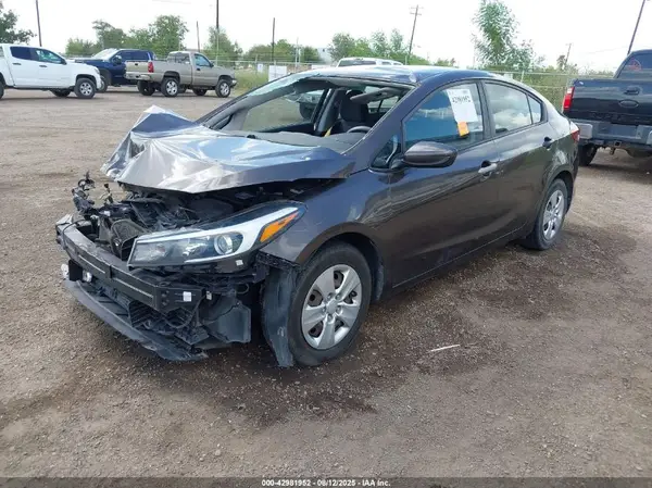 3KPFL4A79HE153404 2017 KIA FORTE - Image 2