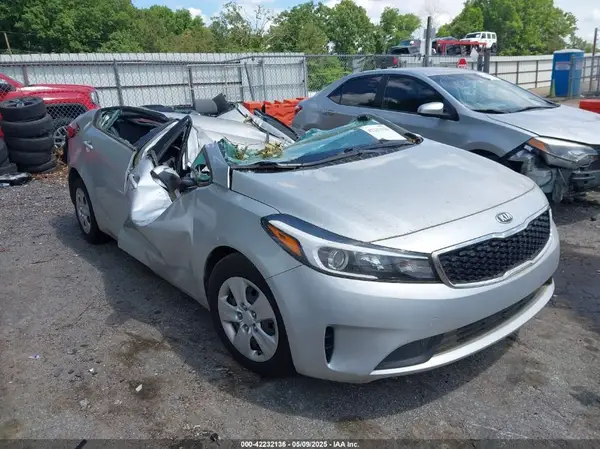 3KPFL4A79JE166059 2018 KIA FORTE - Image 1