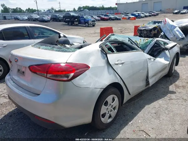 3KPFL4A79JE166059 2018 KIA FORTE - Image 8