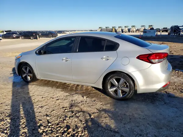 3KPFL4A79JE169060 2018 KIA FORTE - Image 2