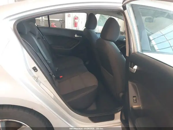 3KPFL4A79JE178289 2018 KIA FORTE - Image 8