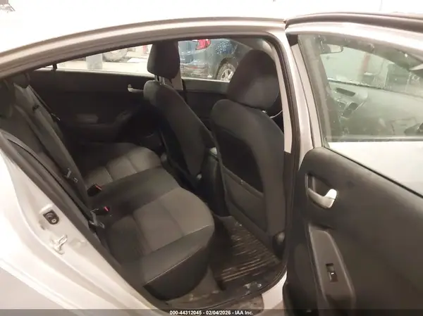 3KPFL4A79JE188563 2018 KIA FORTE - Image 8