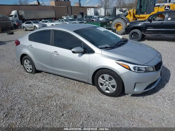 3KPFL4A79JE199885 2018 KIA FORTE - Image 1