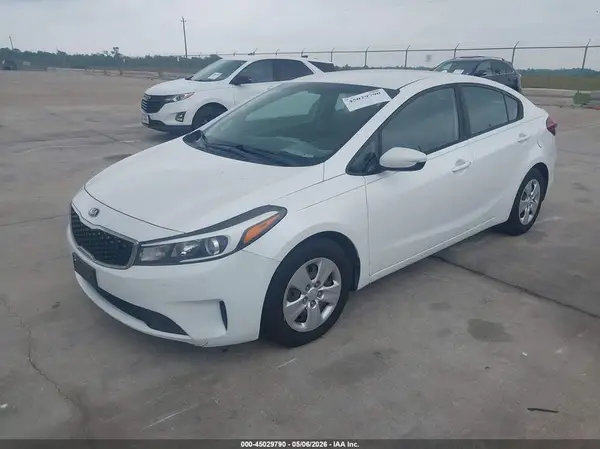 3KPFL4A79JE212828 2018 KIA FORTE - Image 2