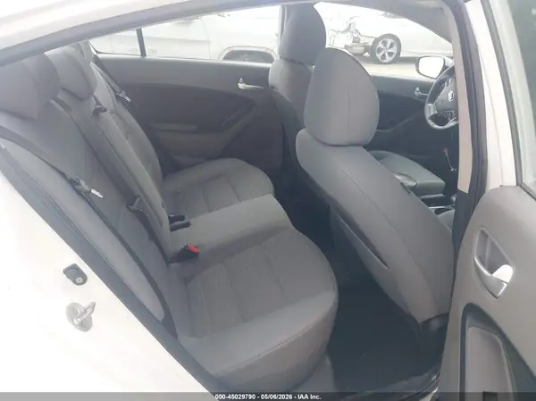 3KPFL4A79JE212828 2018 KIA FORTE - Image 8