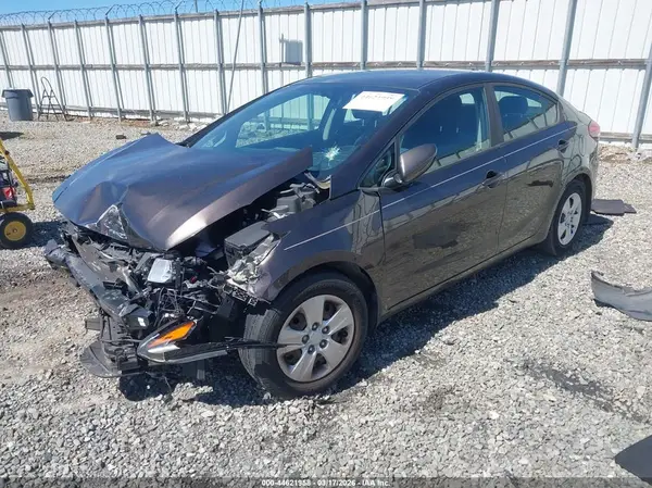 3KPFL4A79JE215597 2018 KIA FORTE - Image 2