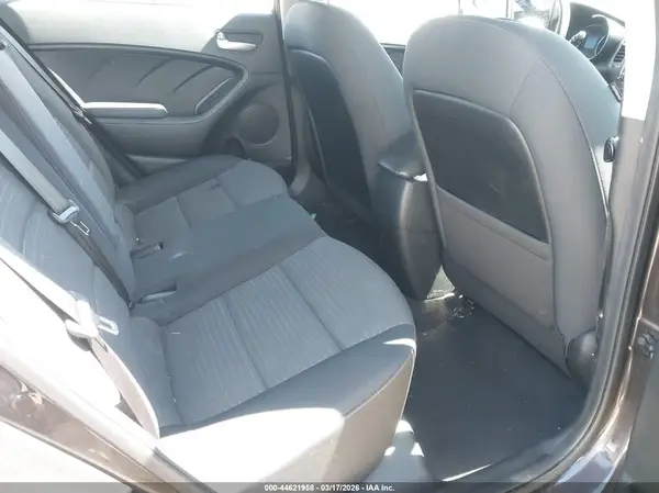 3KPFL4A79JE215597 2018 KIA FORTE - Image 8