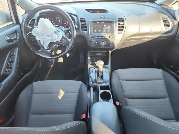3KPFL4A79JE219228 2018 KIA FORTE - Image 8