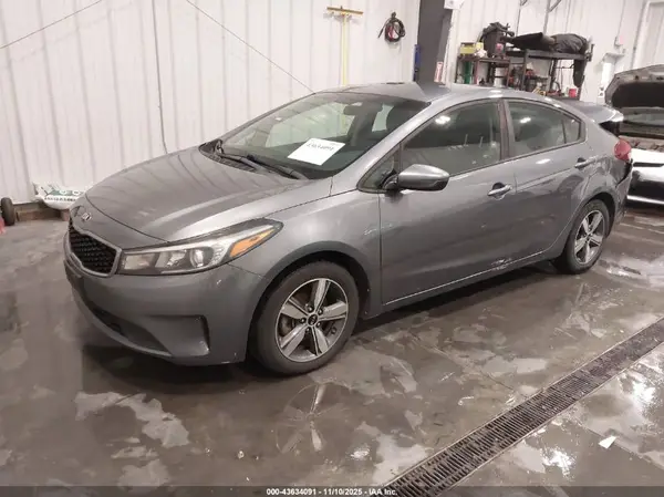 3KPFL4A79JE225417 2018 KIA FORTE - Image 2
