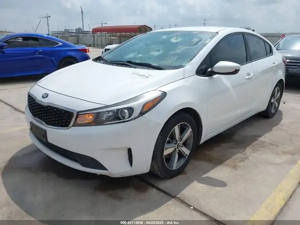 3KPFL4A79JE233906 2018 KIA FORTE - Image 2