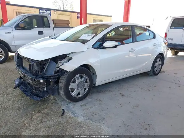 3KPFL4A79JE235672 2018 KIA FORTE - Image 2