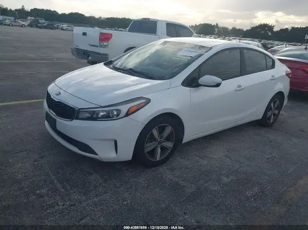 3KPFL4A79JE250365 2018 KIA FORTE - Image 2