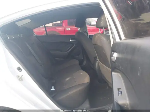3KPFL4A79JE250365 2018 KIA FORTE - Image 8