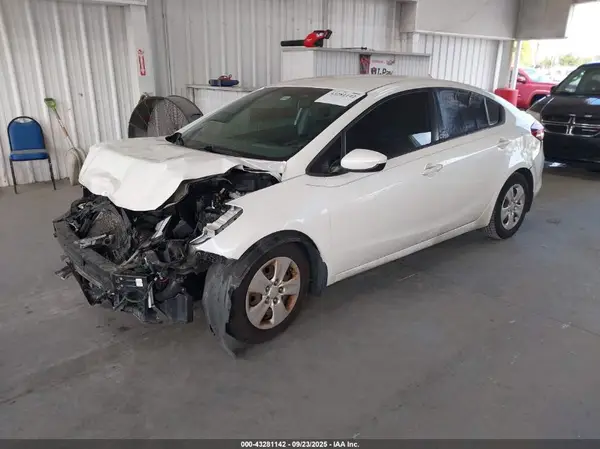 3KPFL4A79JE261432 2018 KIA FORTE - Image 2