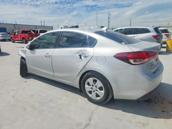 3KPFL4A79JE262760 2018 KIA FORTE - Image 2