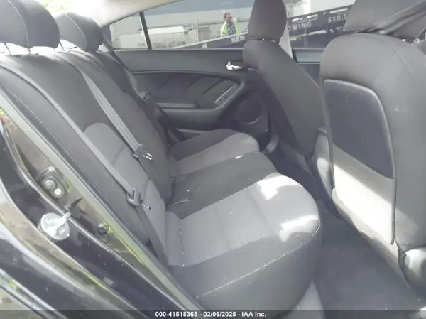 3KPFL4A79JE262984 2018 KIA FORTE - Image 8