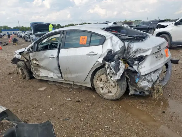 3KPFL4A79JE263276 2018 KIA FORTE - Image 2