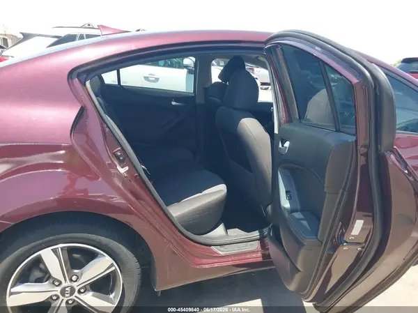3KPFL4A79JE269143 2018 KIA FORTE - Image 8