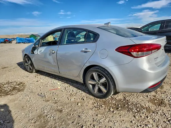 3KPFL4A79JE269594 2018 KIA FORTE - Image 2
