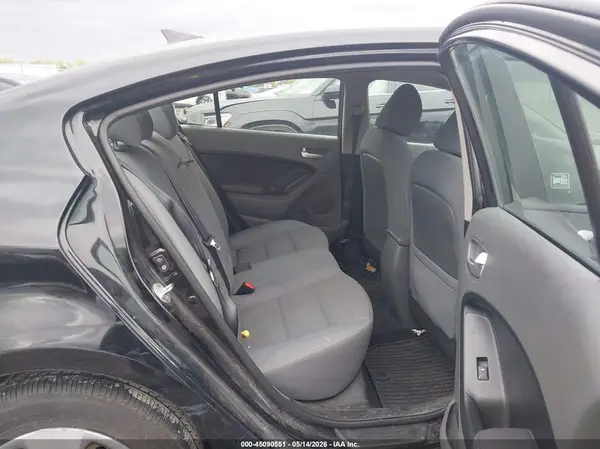 3KPFL4A79JE273404 2018 KIA FORTE - Image 8