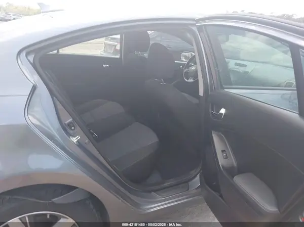 3KPFL4A79JE282653 2018 KIA FORTE - Image 8