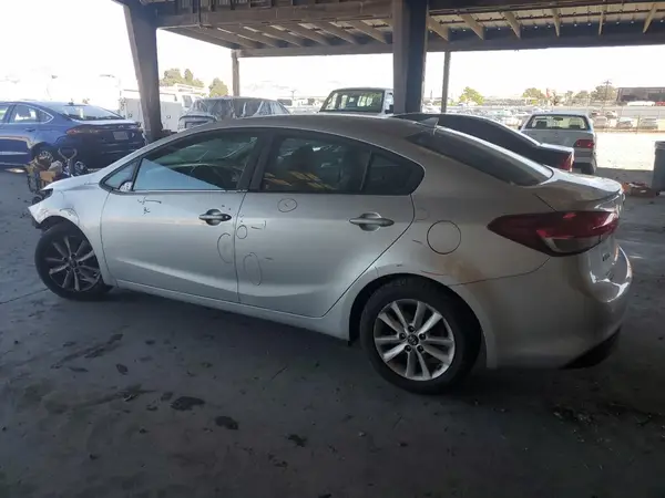 3KPFL4A7XHE011286 2017 KIA FORTE - Image 2