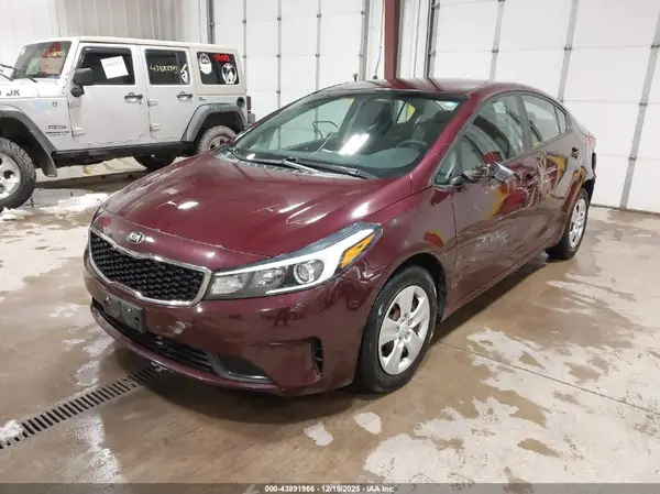 3KPFL4A7XHE014592 2017 KIA FORTE - Image 2
