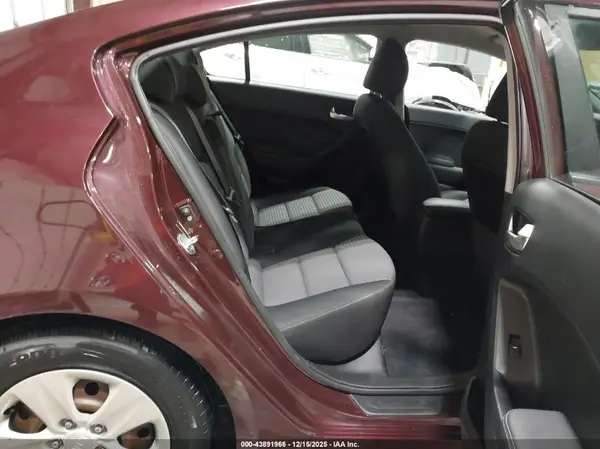 3KPFL4A7XHE014592 2017 KIA FORTE - Image 8