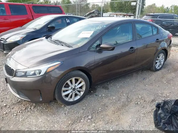 3KPFL4A7XHE017945 2017 KIA FORTE - Image 2