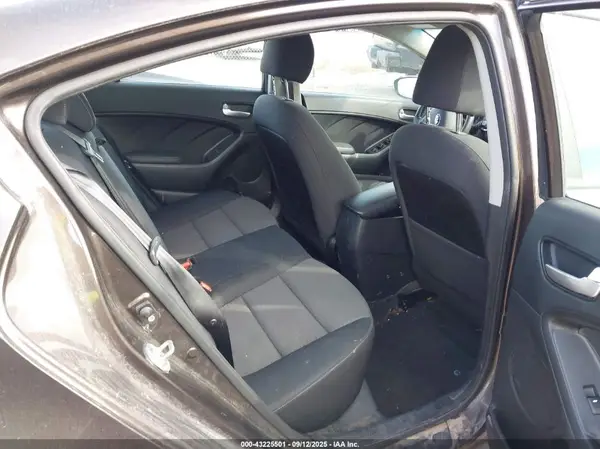 3KPFL4A7XHE017945 2017 KIA FORTE - Image 8