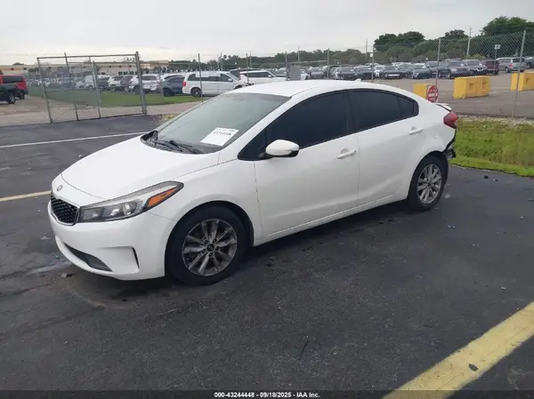 3KPFL4A7XHE034728 2017 KIA FORTE - Image 2