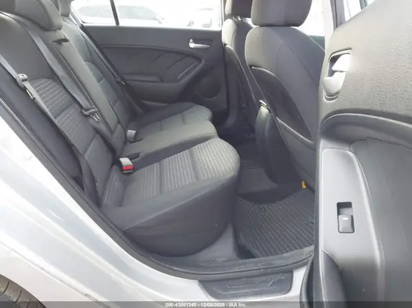 3KPFL4A7XHE048810 2017 KIA FORTE - Image 8