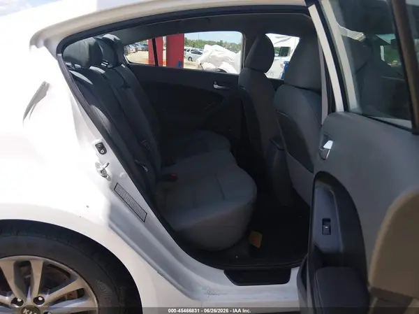 3KPFL4A7XHE076459 2017 KIA FORTE - Image 8