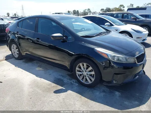 3KPFL4A7XHE077529 2017 KIA FORTE - Image 1