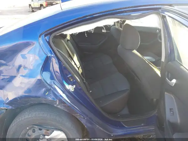 3KPFL4A7XHE084884 2017 KIA FORTE - Image 8