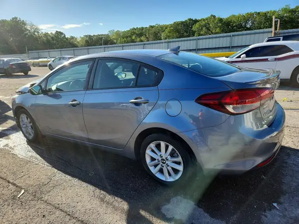 3KPFL4A7XHE105409 2017 KIA FORTE - Image 2