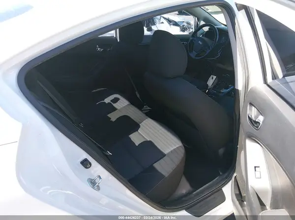 3KPFL4A7XHE121318 2017 KIA FORTE - Image 8